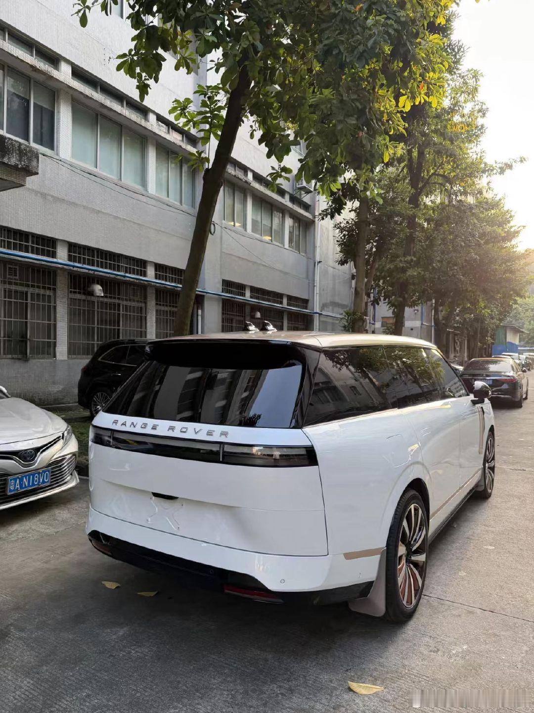 好家伙，小鹏GX全套改揽胜套件侧面的U型饰件大可不必[doge]哦不对，是英文也大可不必[捂脸哭]​