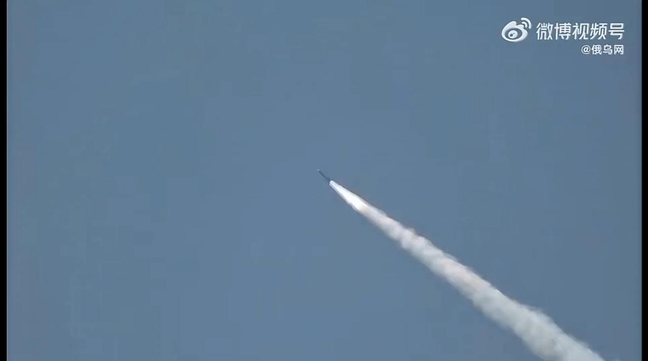 巴基斯坦“法塔赫-II”远程火箭炮进行了最新一次训练发射，精度、制导系统、整体作