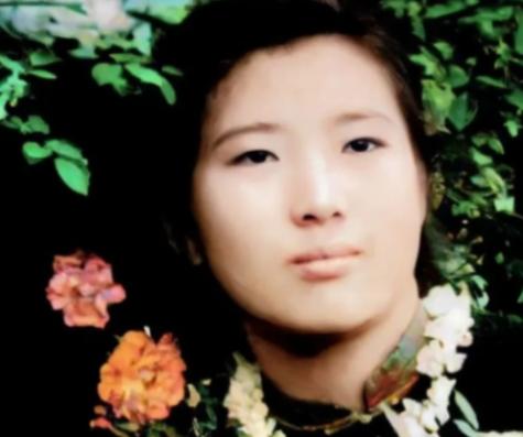 1955年，武汉女大学生吴明珠，放弃了城里的工作，趁父母不注意，连夜逃往新疆，父