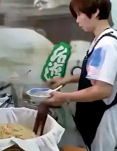 马筱梅被前夫、台媒连环“扒皮”，亲妈开早餐店的事儿全网皆知，瞬间从“千