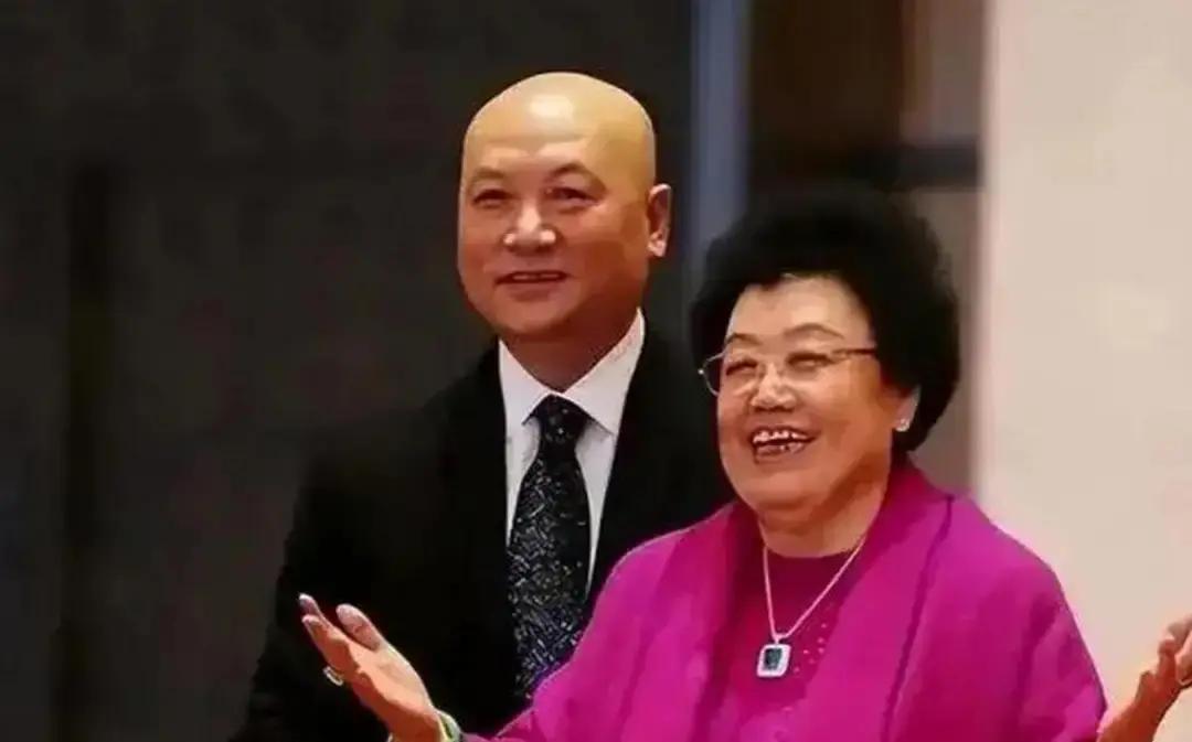 1995年，陈丽华和儿子商量生意的问题，迟重瑞突然插了一句。只见，陈丽华瞬间变了