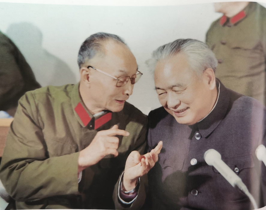 1982年12月8日，在中央军委座谈会上，国防部长张爱萍和总政治主任余秋里在一起