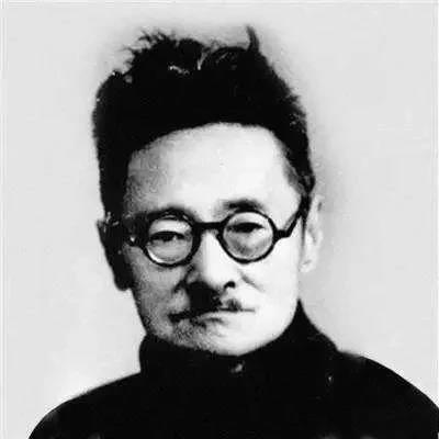 抗战期间，一次日本人的飞机来轰炸。西南联大的各位教授和学生们都各自向着山林狂奔隐