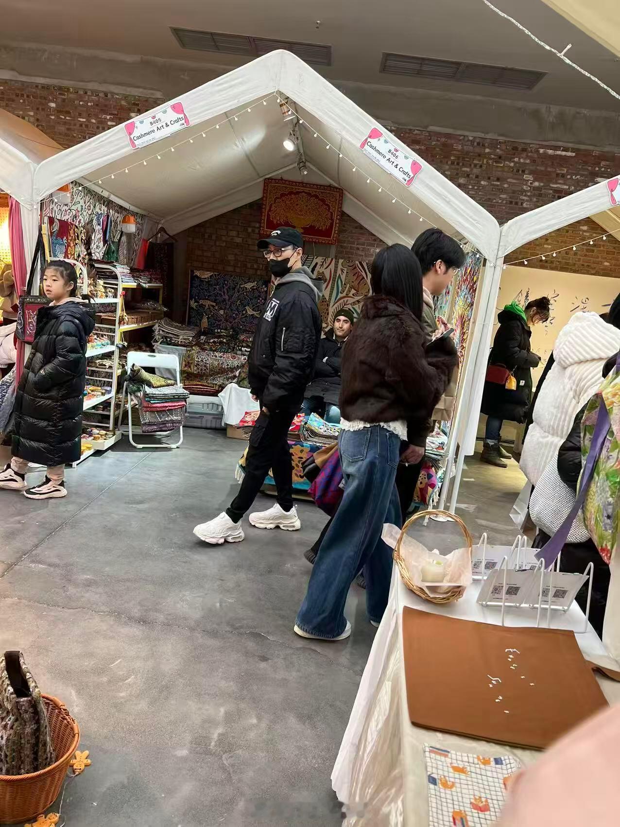 汪峰带女儿醒醒逛市集偶遇汪峰带女儿醒醒逛市集汪峰带女儿醒醒逛市集