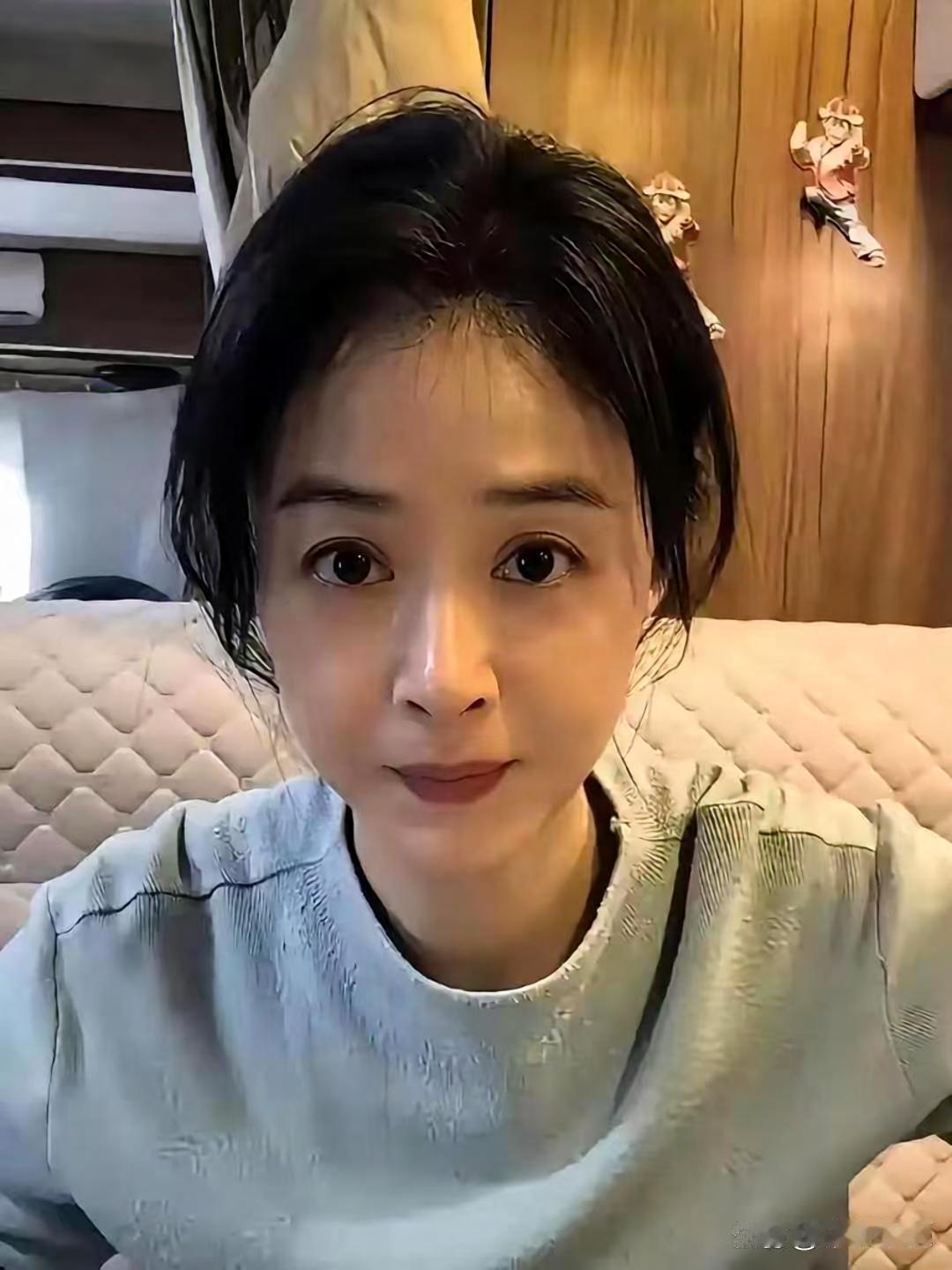 蒋欣在节目里穿了件起球毛衣，被网友吐槽穿得像地摊货。她没删图也没搞公关，直接发微博晒出毛衣特写，配文