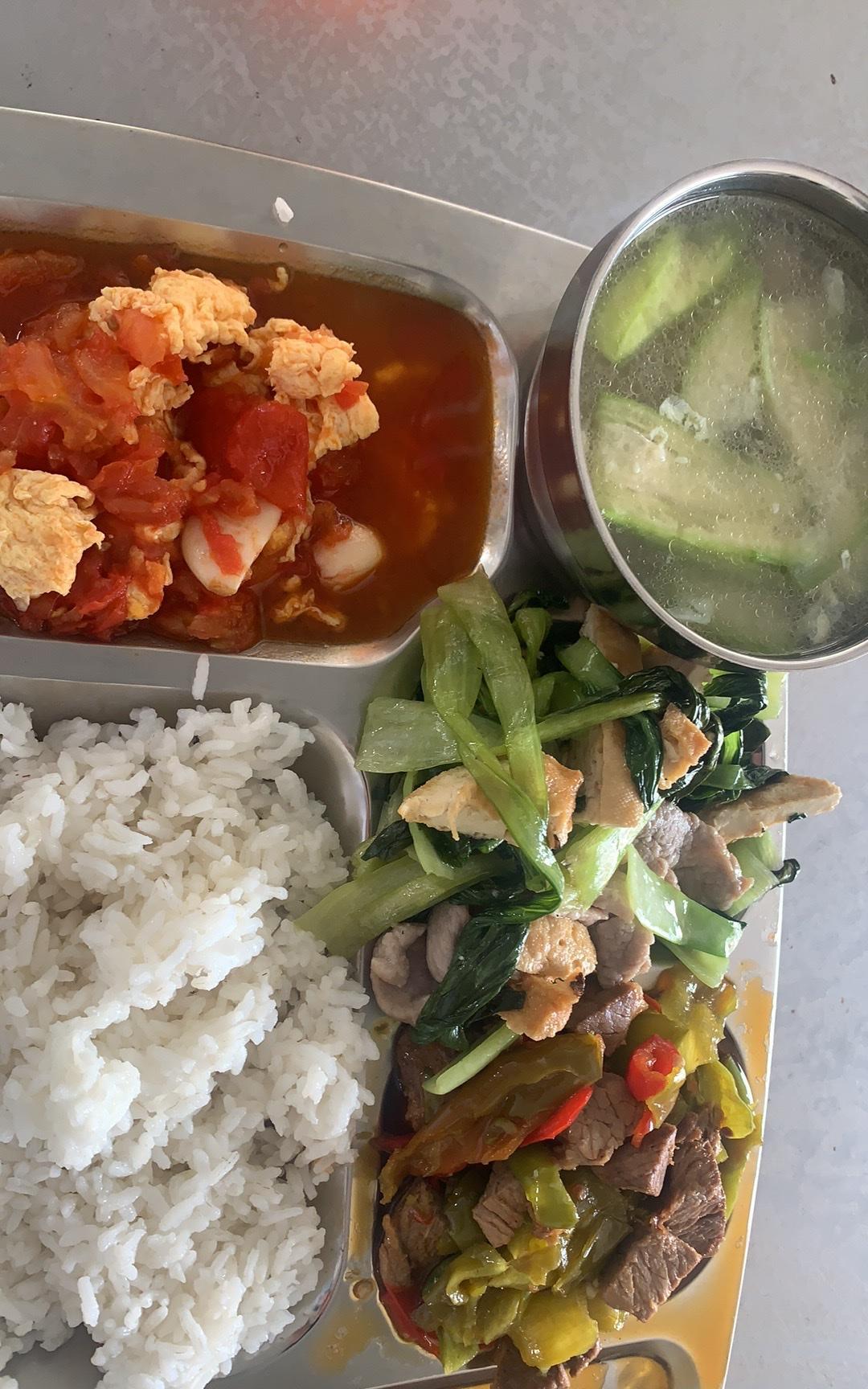 今天又来吃盒饭！今天跟朋友一起出来干活，下点小雨，不想跑回去吃饭，就找了一家
