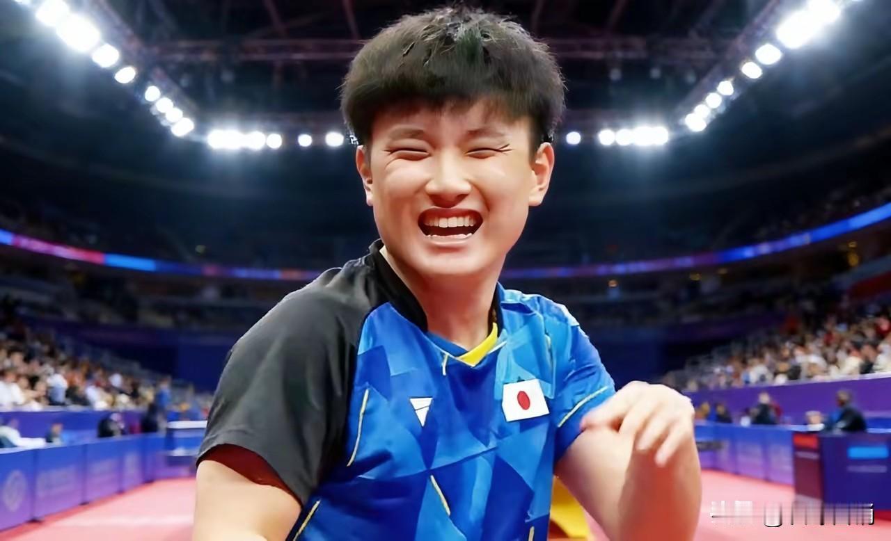 张本听说王楚钦退赛了，笑成了这样，两眼眯成缝了。他在想，这次终于可以拿冠军