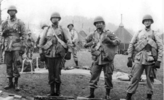 二战期间，一名伞兵因失误，被挂在法国的一个教堂上，被敌军发现时，靠装死逃过一动，