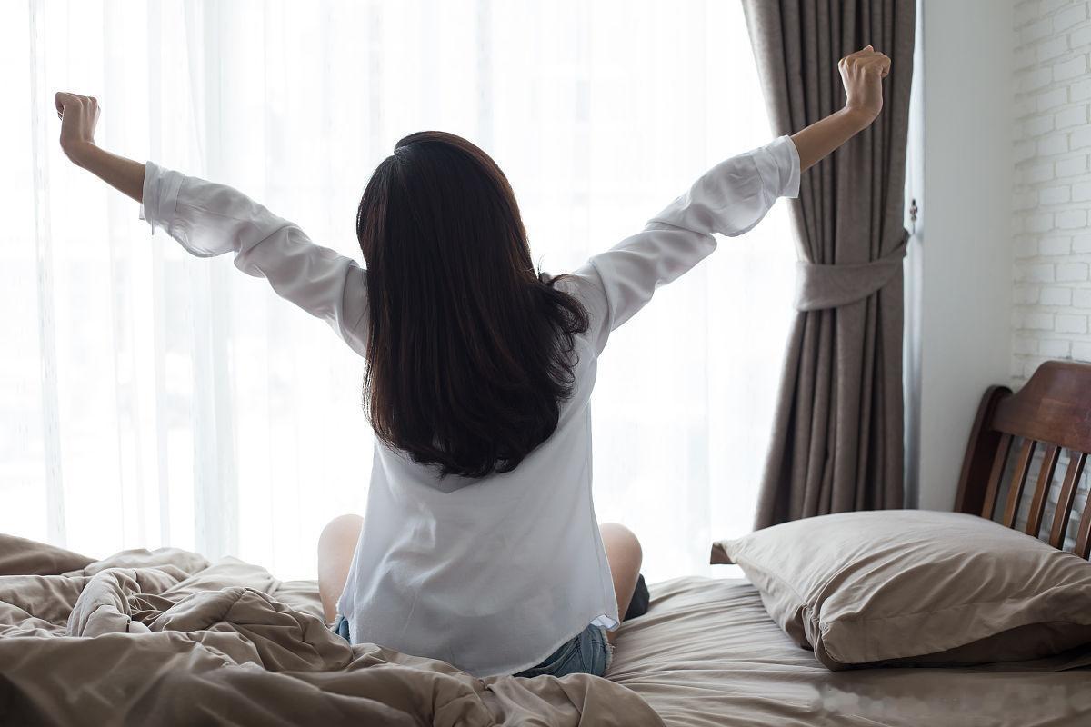 为什么总是忍不住伸懒腰？伸懒腰看似是缓解疲劳的本能动作，其实藏着一个关于肝脏健康