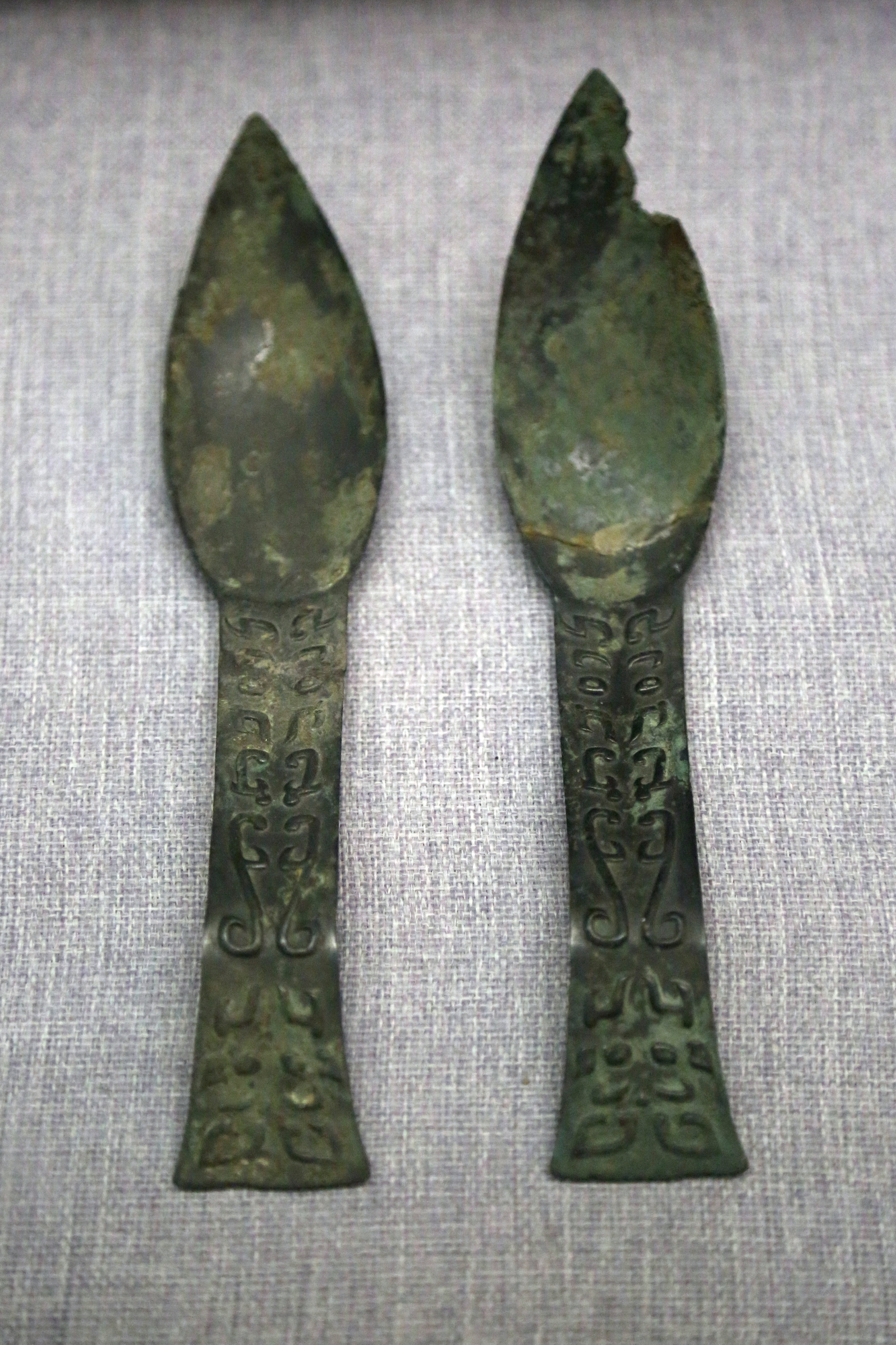 每天一件青铜器河南洛阳市博物馆藏洛阳北窑西周墓地出图的西周早期:离散兽面纹匕,