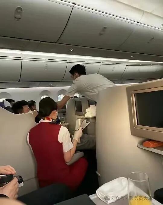 今天聊个有意思的，国内有条航线让空姐听了都想“翻白眼”——就是京沪线，圈里人都叫