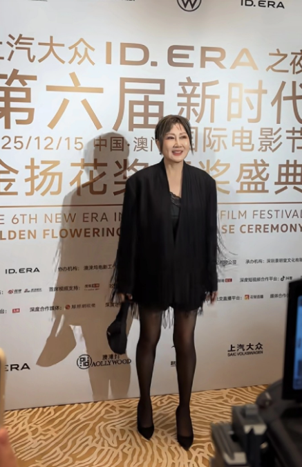 张凯丽，你这个小老太太不厚道，让你的同龄人买足力健，自己却穿小细根！显着