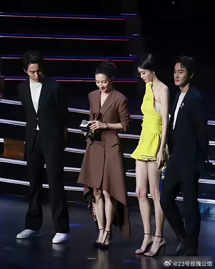 这种鞋子穿着不累吗？还是已经习惯了，王丽坤的脚都快弯成90度了