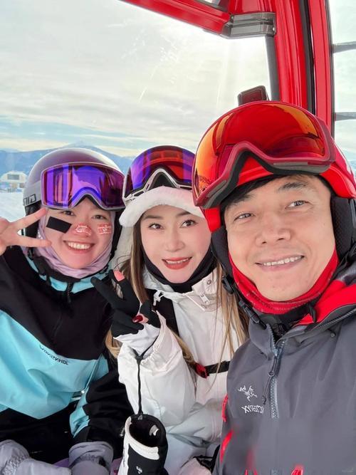 清明假期，撒贝宁一家四口低调现身山西大同浑源。他与妻子李白带着一对龙凤胎，打卡悬