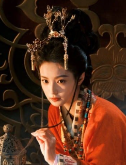 张雅钦穿古装怎么能这么美！素雅红衣与精致发簪相得益彰，裙摆轻扬间尽显古典飘逸感，