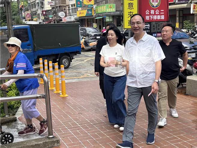 国民党主席朱立伦上午偕同妻子高婉倩现身桃园市八德区社福馆投票，他坦言「天气好，心