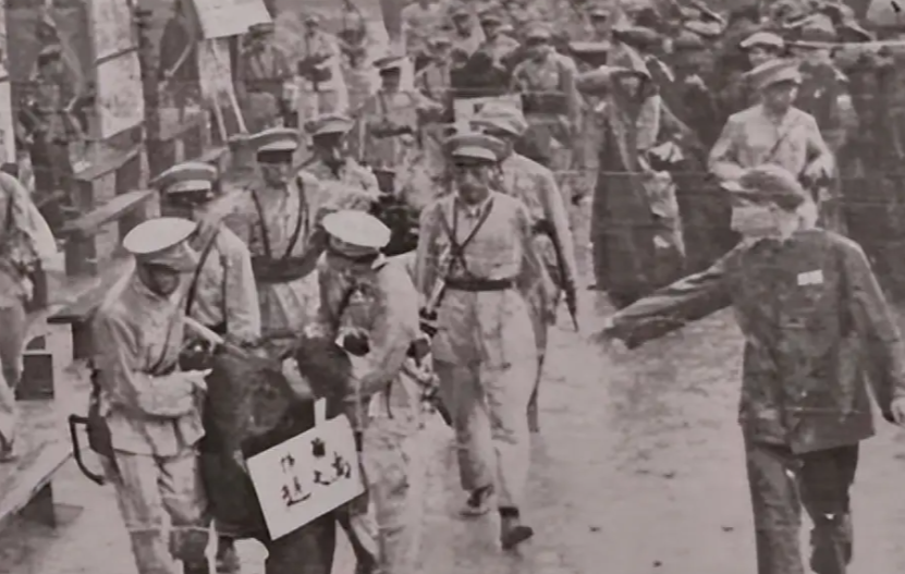 1951年，大汉奸黄标被判死刑，上刑场枪毙时，黄标却悲痛不甘：他每个月给新四军送