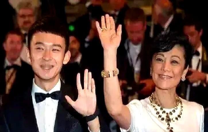 孙怡这波操作，真不是恋爱脑，全是人情世故。离婚快四年，一声不吭。突然就给