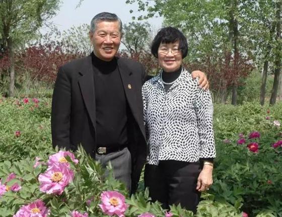 当年李昌钰与夫人在花丛中笑，两人同饮一个椰汁，看得出来他们夫妻感情很好。