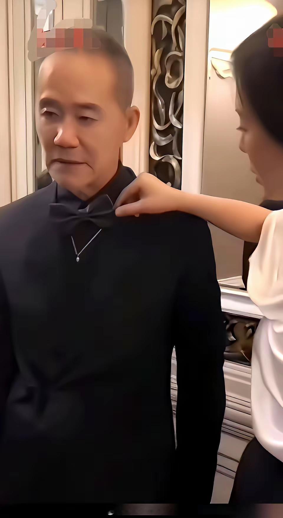 刷到王石那张照片，我愣了三秒。黑西装，黑领结，派头十足。可领结底下，明晃晃地露出