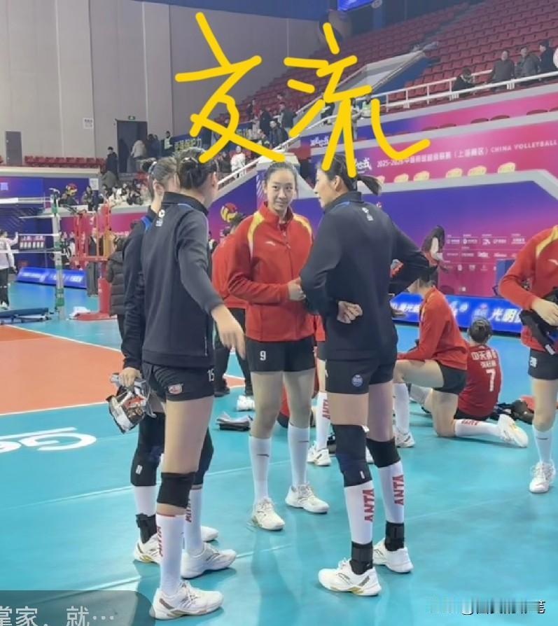 瞧，国家队副攻组五缺一，就差王媛媛了[呲牙笑]赛后，拦网slay的万梓玥，被上海