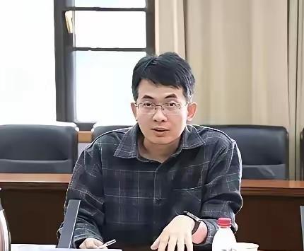 现在全网最坐不住的人，就是安徽大学了花了大力气挖来的副校长，才一年多就被亲女儿
