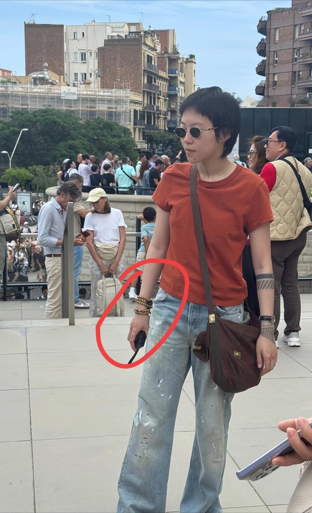 王菲女儿窦靖童在西班牙溜达，寸头配5串珠子超有个性，气质神态都超像王菲！28岁仍