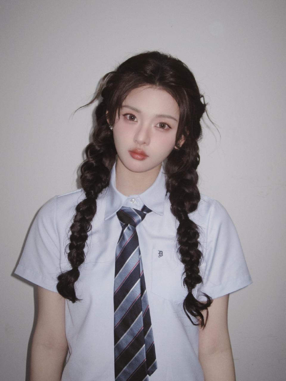 杨超越 分享照片 双马尾少女