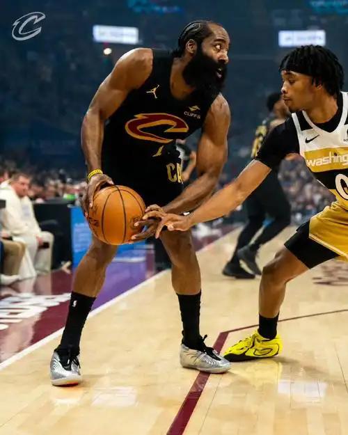 “哈登是无价的！”谈到哈登的价值，骑士主帅阿特金森说：“他让我们的工作变得轻松。