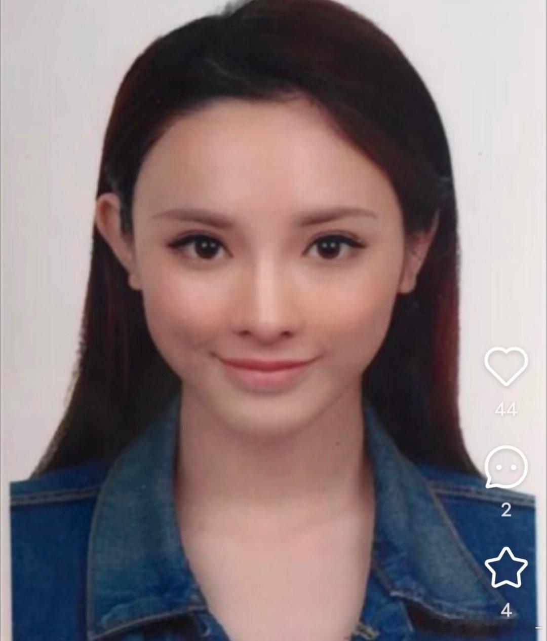 彭小苒是做主持人出道的，她大学的照片和现在一个样子