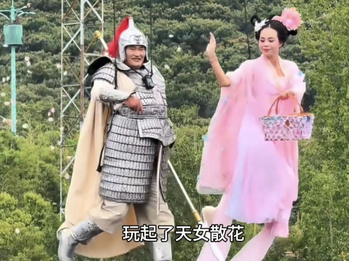 大衣哥朱之文最近可是越来越火了！除了唱歌外，他现在是彻底放飞了自我，一会化身