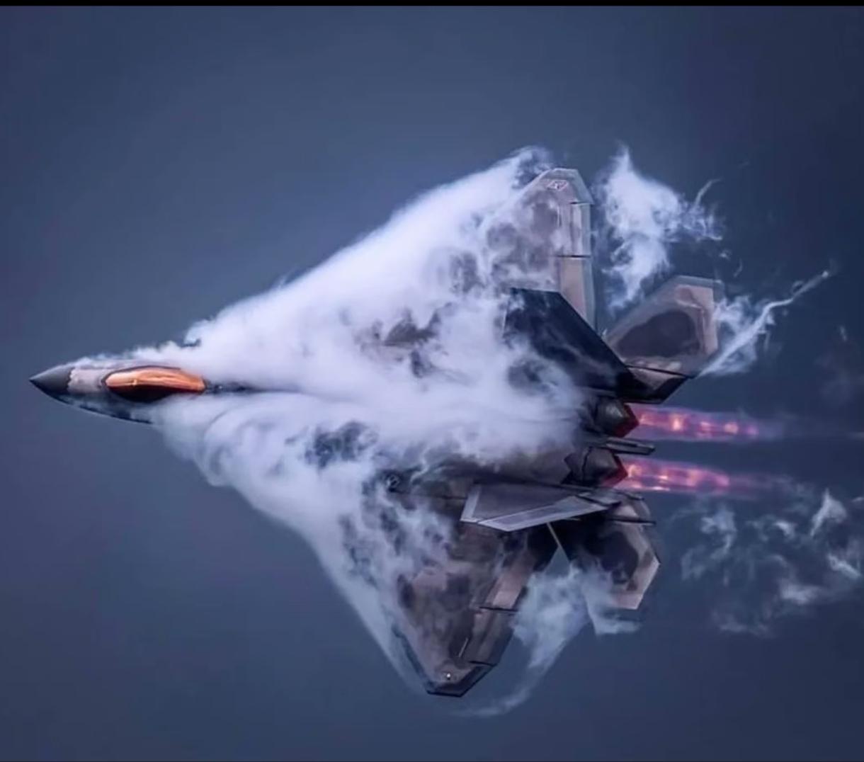 美军暂停六代机研制，根源就在F-22项目的彻底失败。当年美国国会承诺采购7