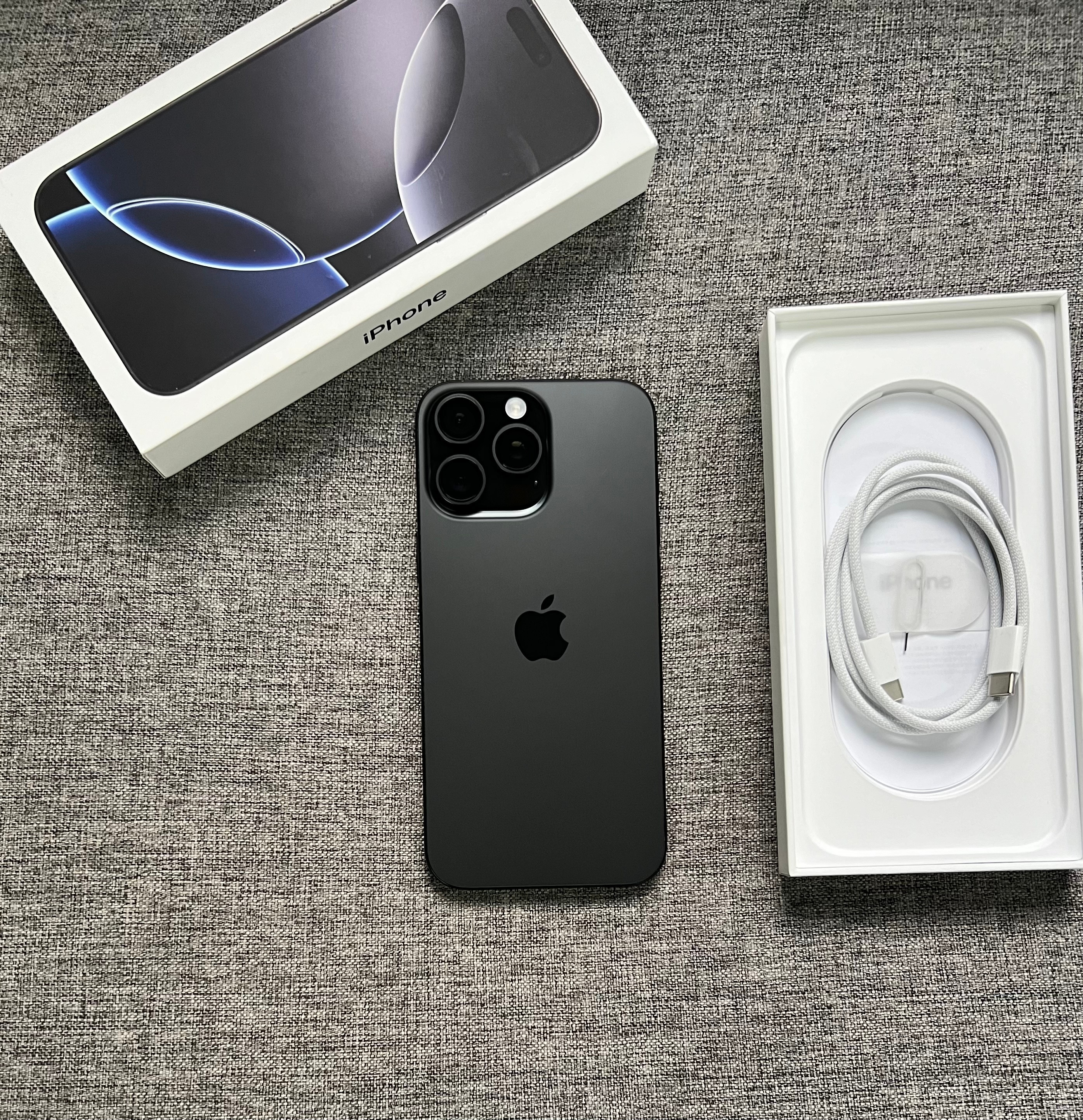 国行iPhone16ProMax256G黑色，屏幕细微划痕，中框小划痕磕