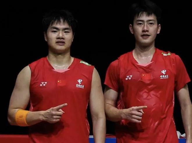 刚刚结束了一场2026中国羽毛球公开赛男双半决赛，男双世界排名第5的囯羽组合梁伟