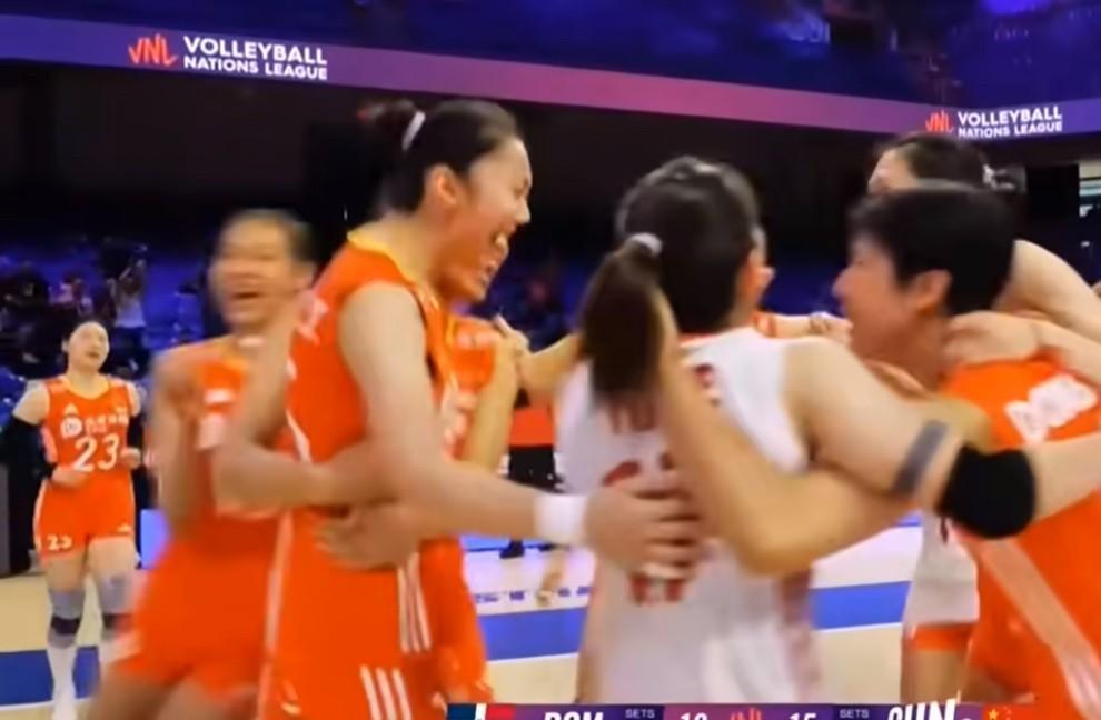 这支顽强而又年轻的中国女排啊[哭哭][哭哭]陈厚羽决胜局单人拦网；倪非凡的硬起探