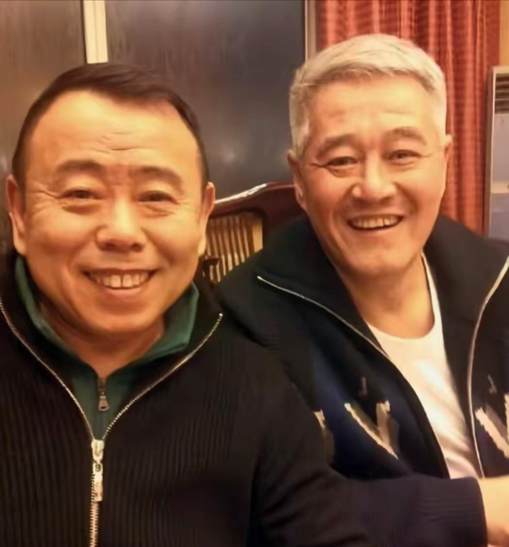 看潘长江和赵本山年轻时的照片，再对比现在，真让人感慨。他俩二十多岁就一起演小品、