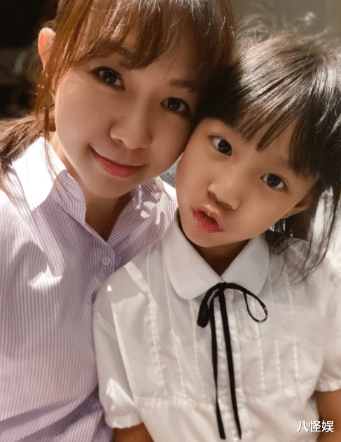 卓依婷罕晒全家福为女儿庆生 8岁彤妹像极爸爸 一家三口幸福相拥