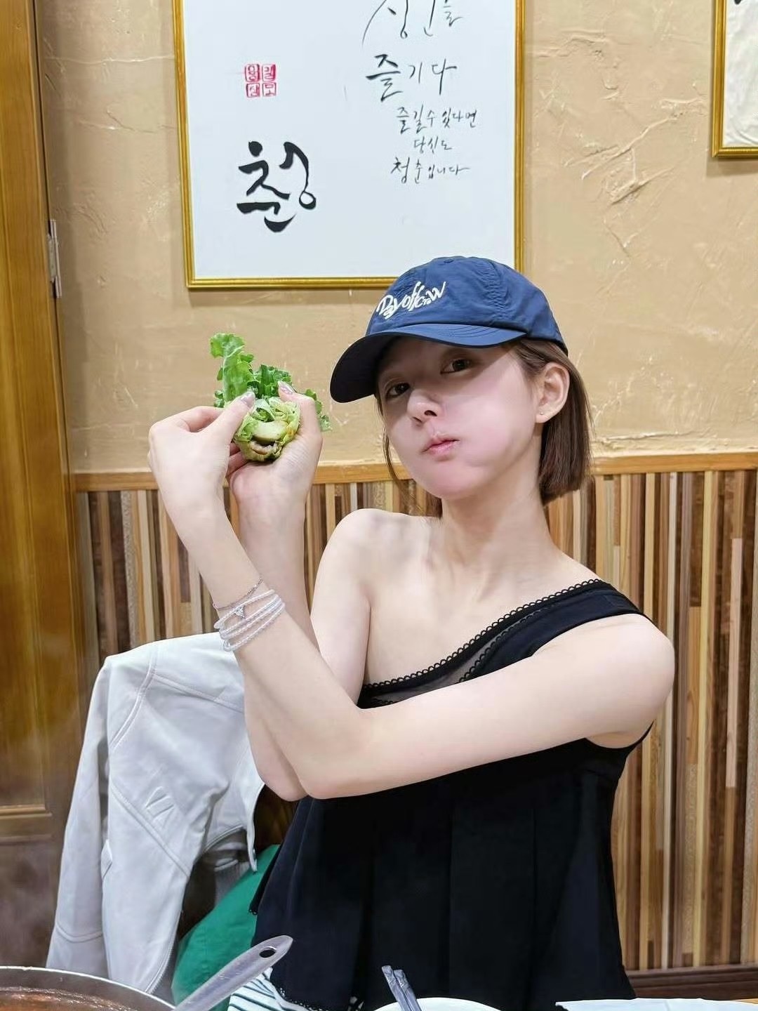 赵露思最新路透照曝光，这姑娘真是瘦得让人心疼，直角肩线条绝了，穿啥都好看。