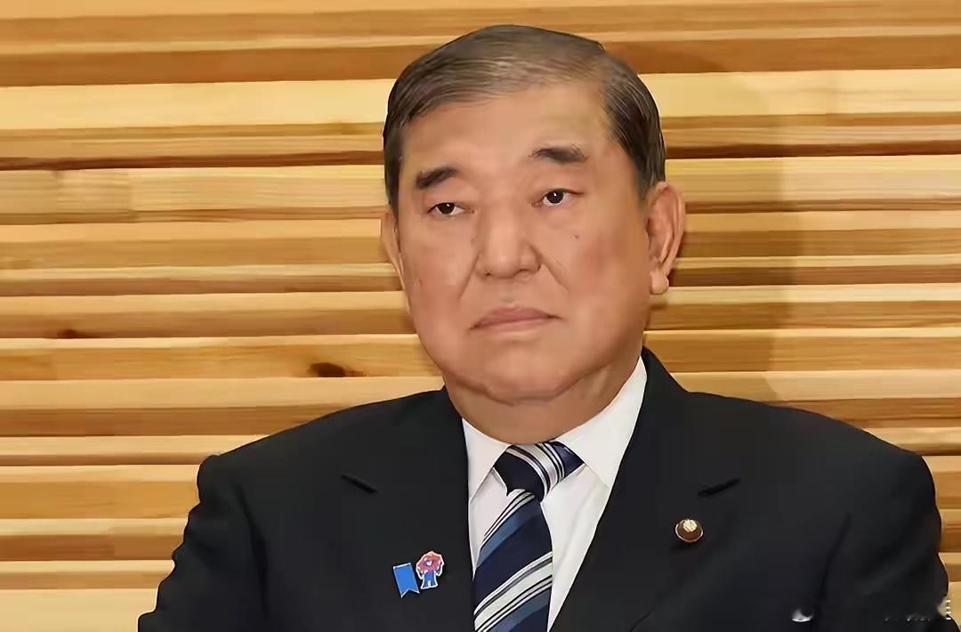 石破茂看到了什么？在日本议会，右翼党高举双手呼喊万岁，这是二战日本军国主义的战争