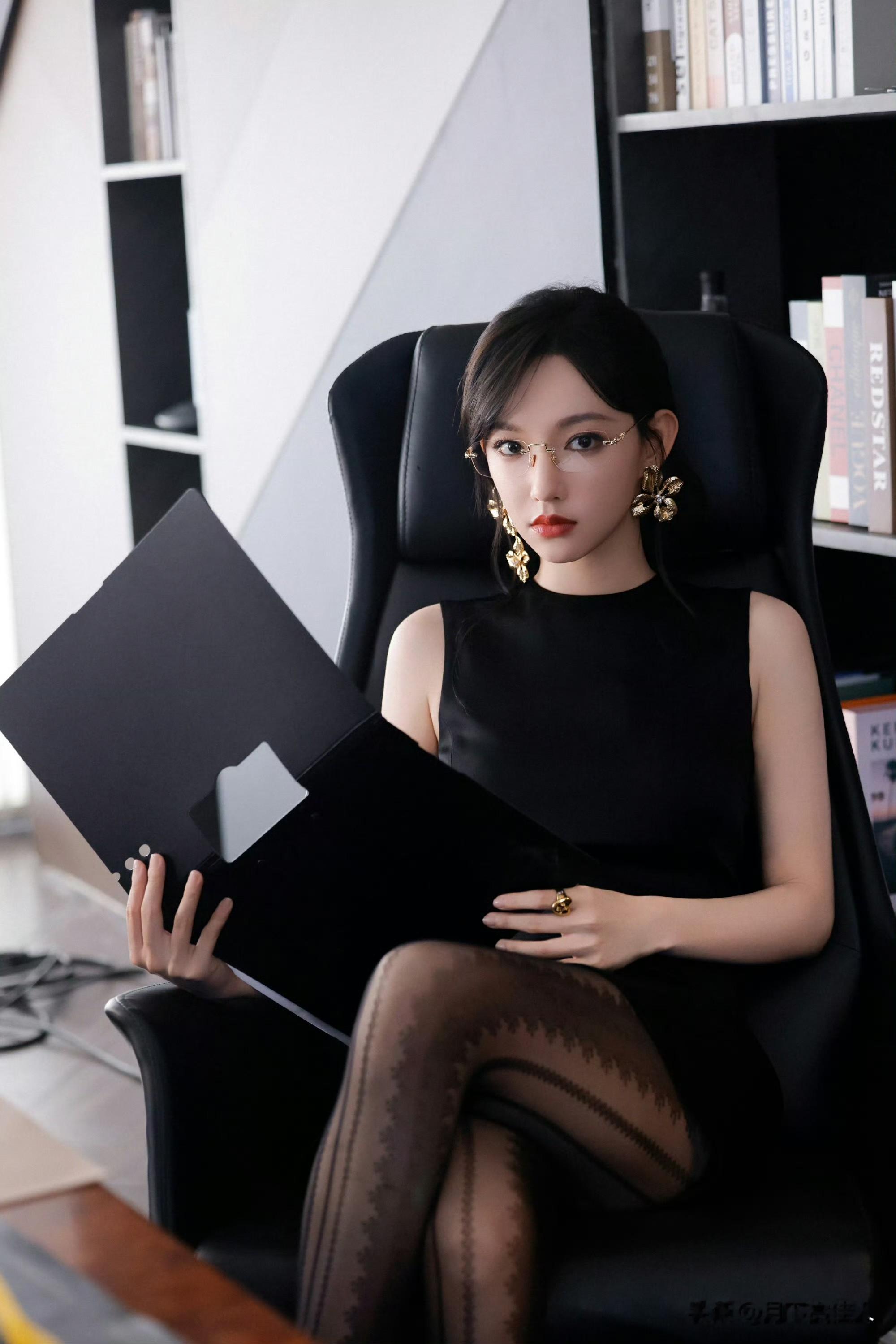 程潇金丝眼镜这也太美了吧程潇身材美学程潇