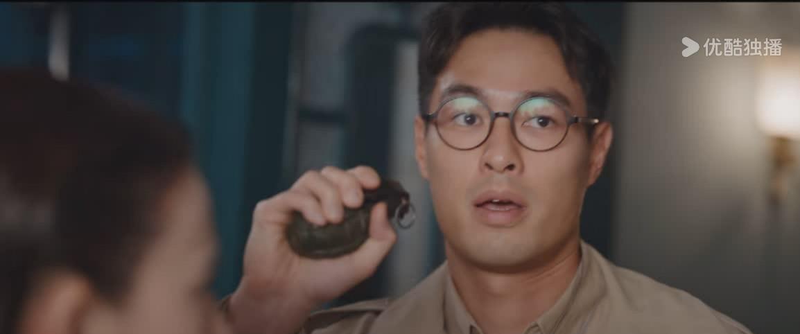 《灼灼韶华》夏元说的没错，闻知秋就是一个不守规矩的人！他第一次用枪，第一次打褚韶