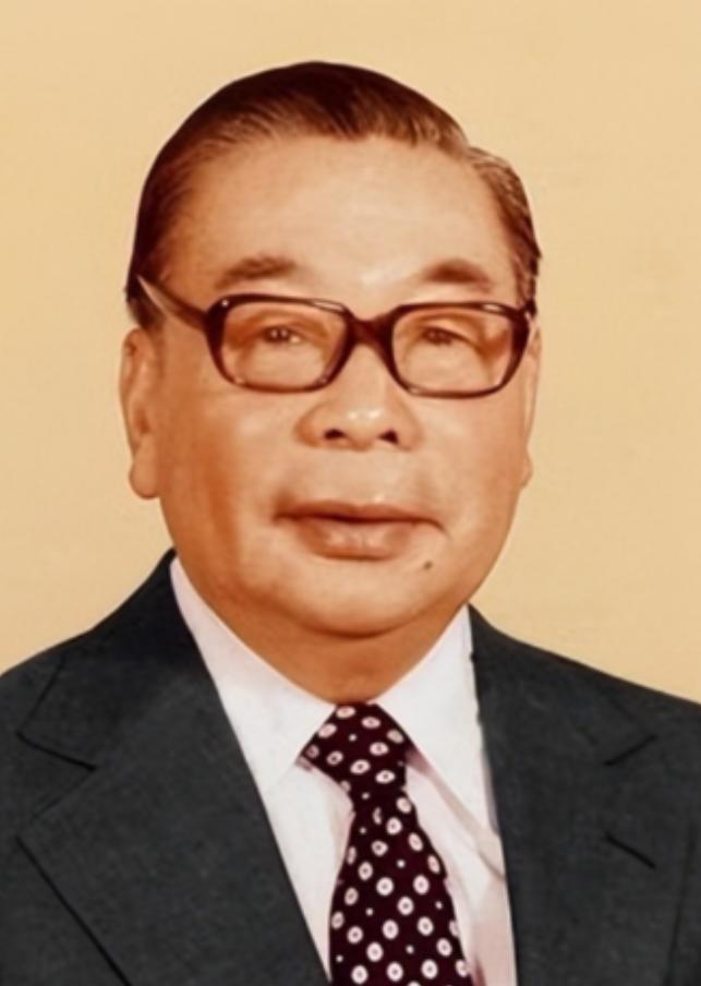 1996年，李登辉上台后撤除了蒋氏父子的陵墓守卫，还派人大规模破坏蒋介石的雕像。
