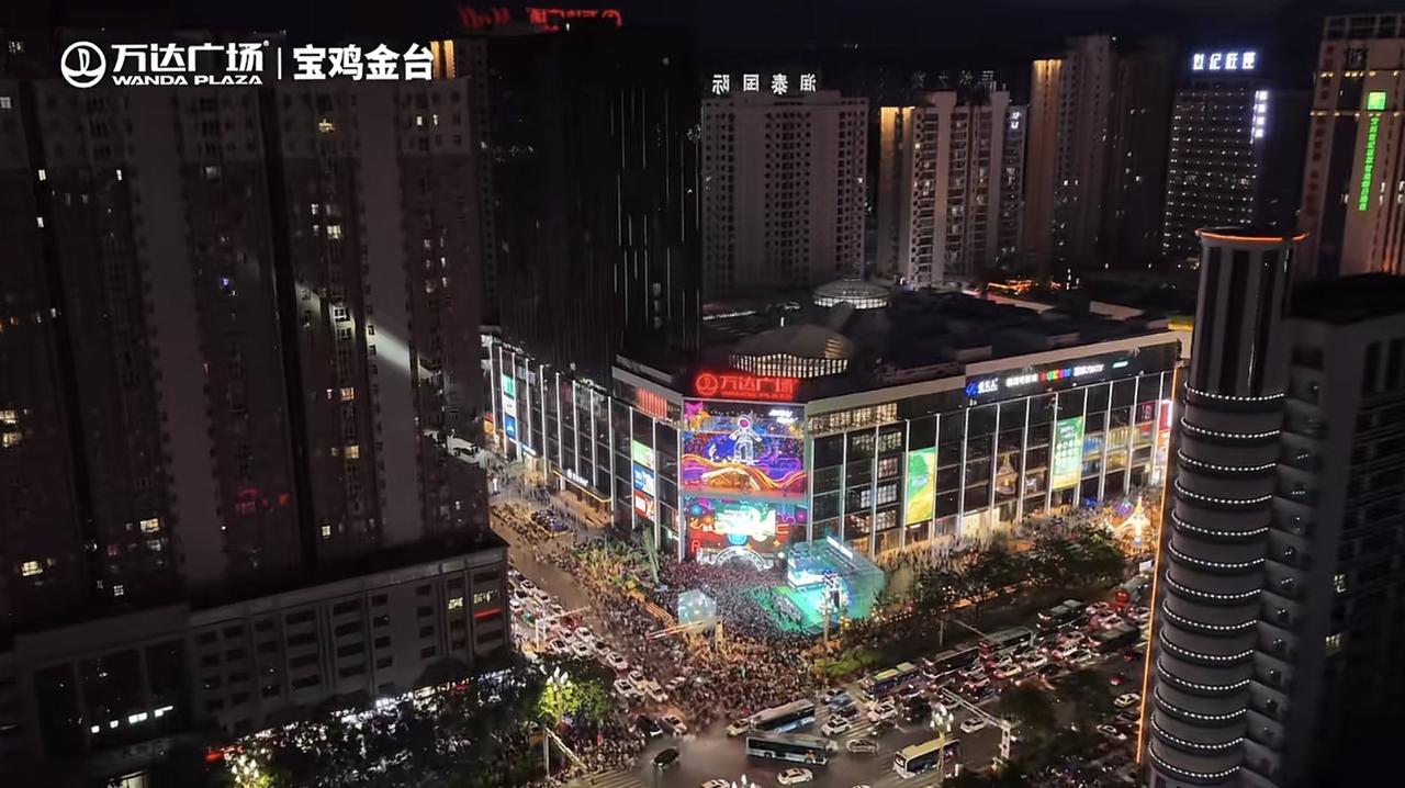 宝鸡期待已久的万达广场真是人山人海，现在宝鸡真的什么都不缺了。宝鸡是陕西第二大