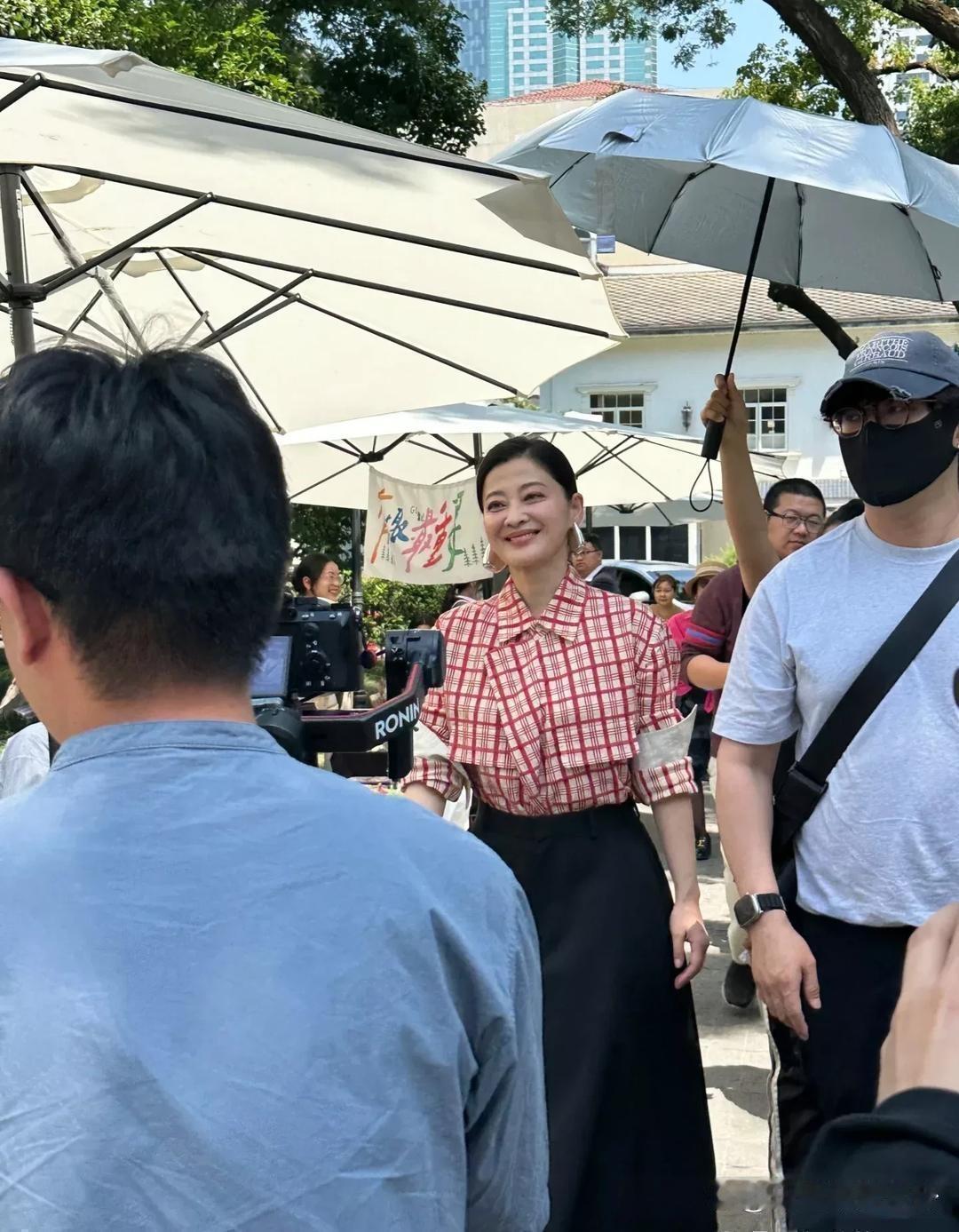 网友梅婷了！远远看还凑合，走近一看，也谈不上多美。走路摇摇晃晃的，气质也一般般，