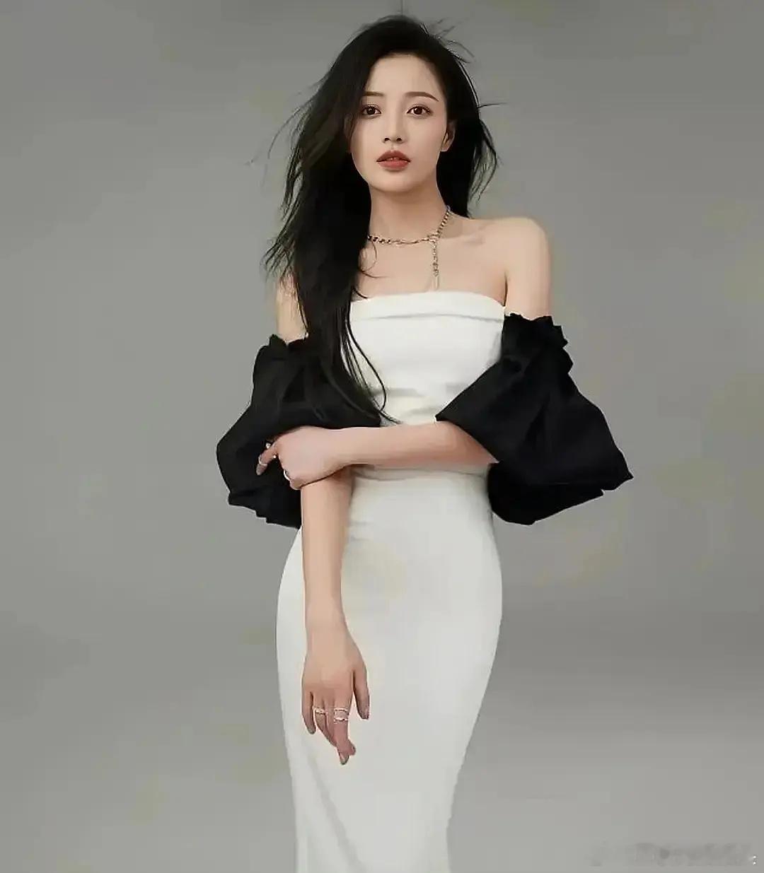 王秀竹会不会是下一个辛芷蕾身材气质各方面都很像