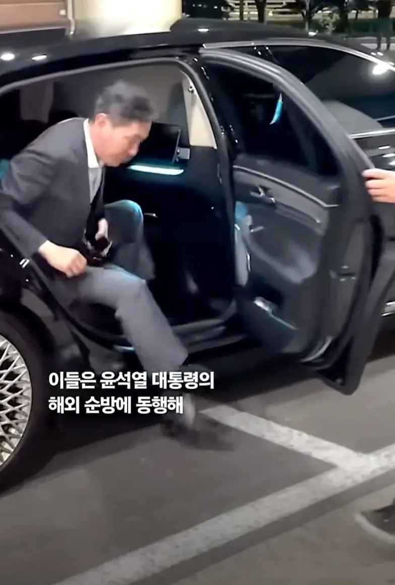 真财阀很在乎后排隐私，就像李在镕的车，前座和后座中间物理隔开，这样做什么前排的人