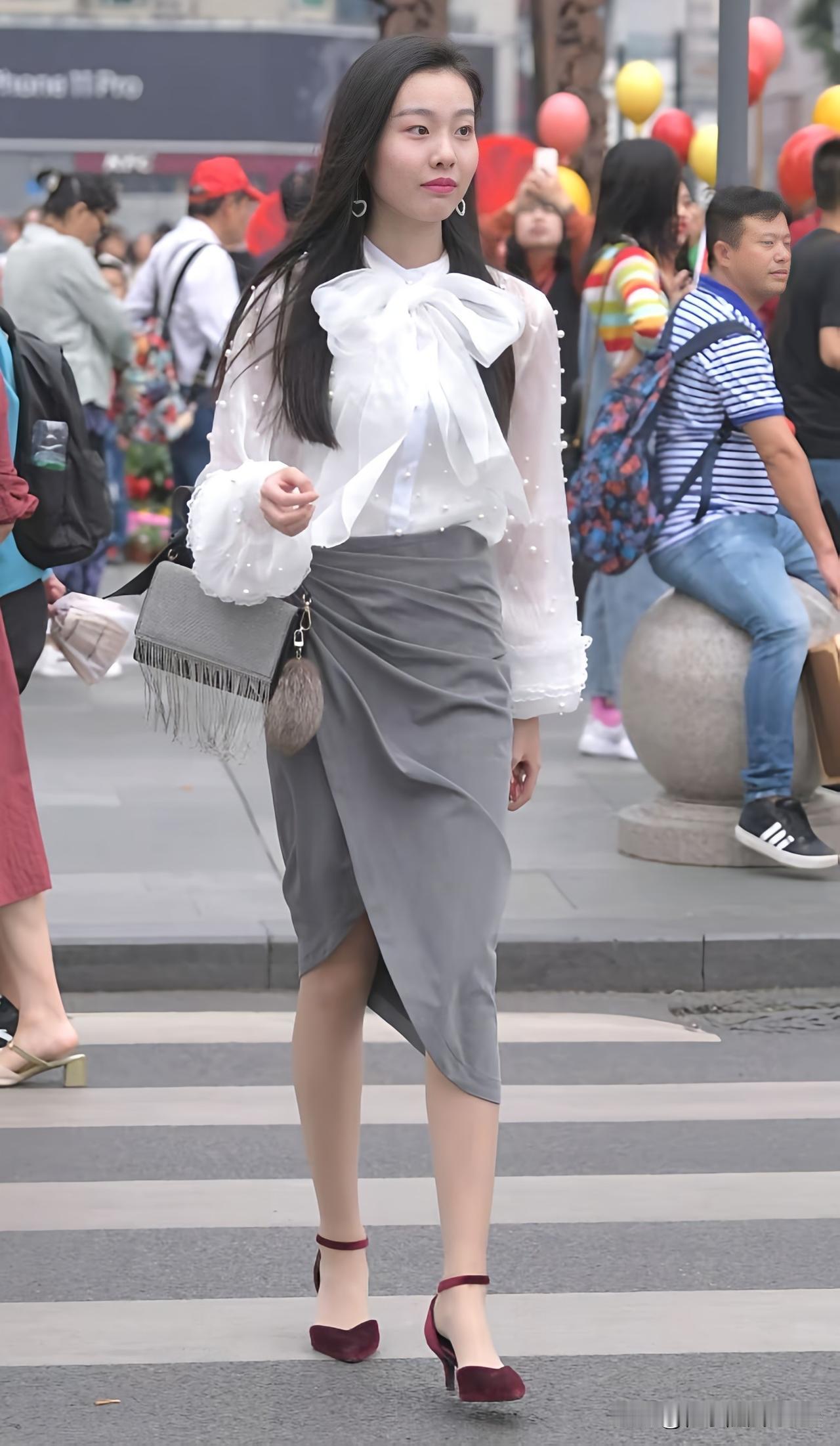 优雅都市风穿搭，白色荷叶边上衣搭配灰色长裙，简约而不失时尚