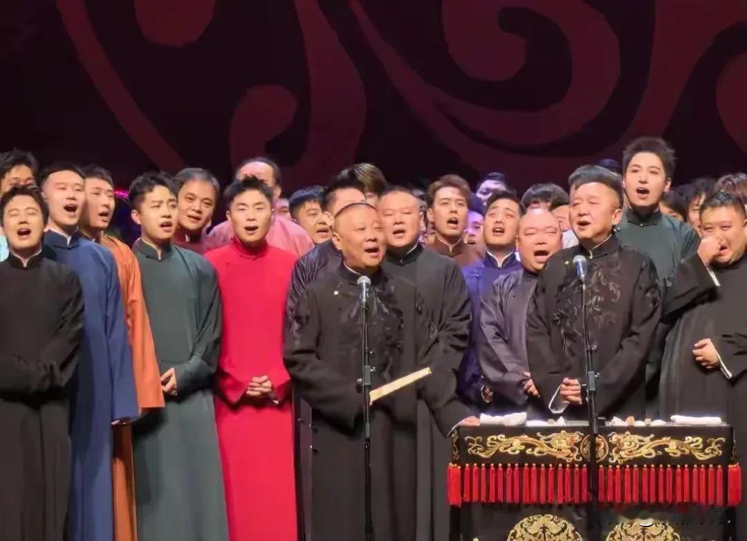 刚看完今年德云社封箱，心里五味杂陈，说点大实话。岳云鹏8点就上台，观众张嘴喊