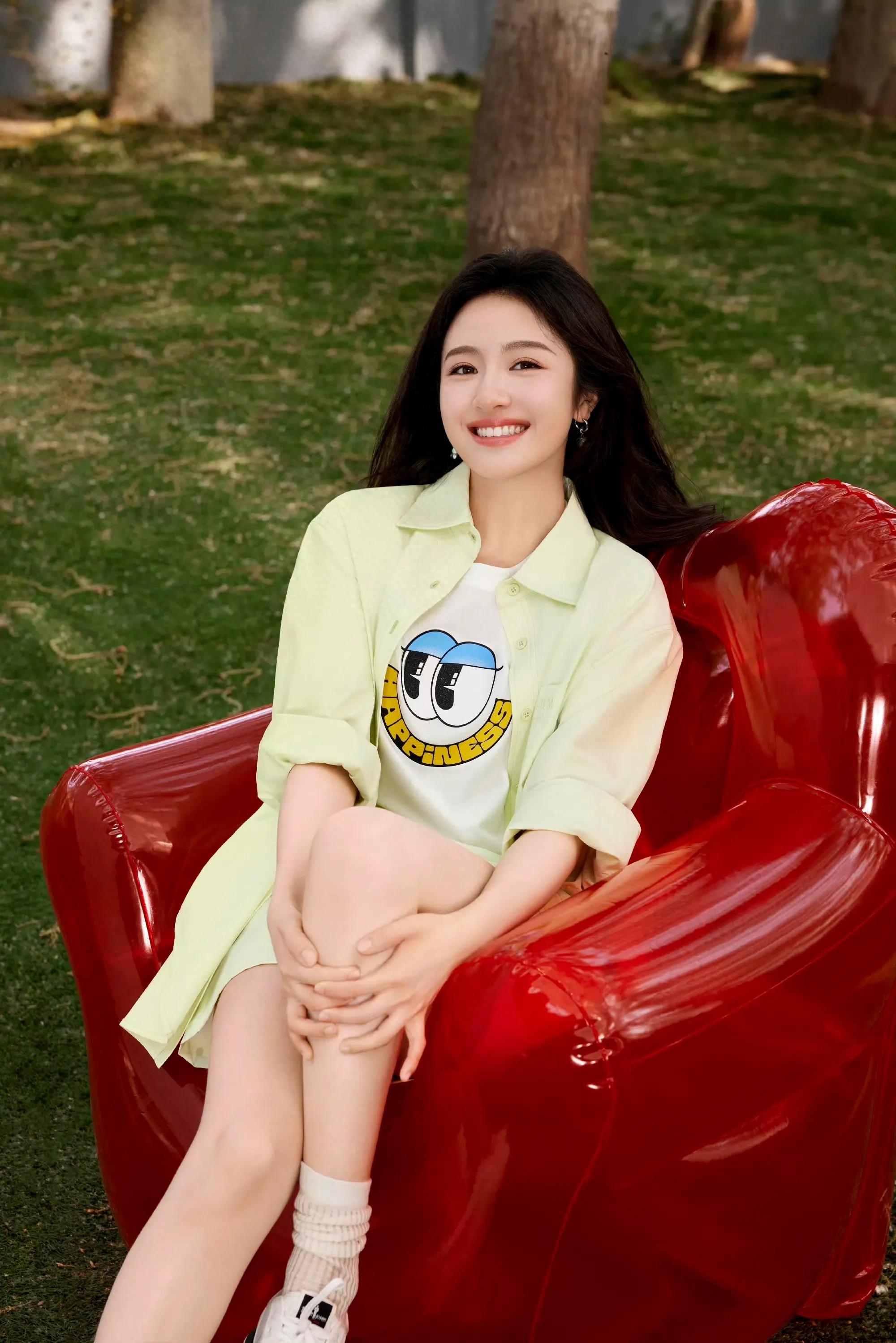 女星李兰迪，享受美好的时光，笑容满面，清闲自在！