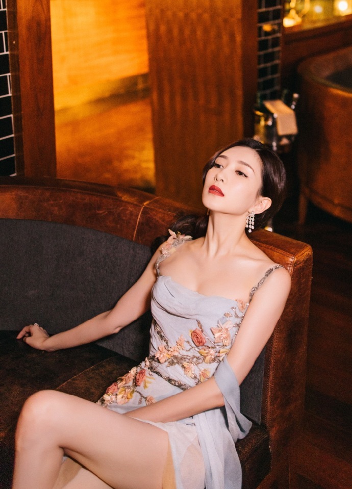 江疏影皮肤好白好亮，真的在闪闪发光耶​​​